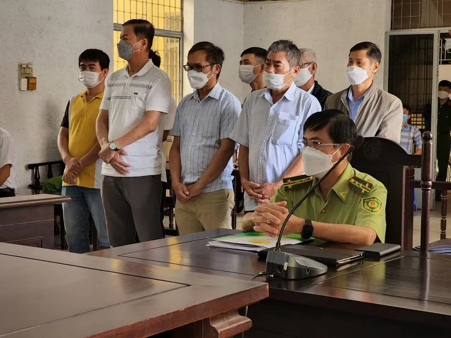 Các bị cáo tại tòa. Ảnh HA