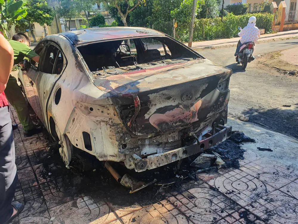 Chiếc xe ô tô bị thiêu rụi. Ảnh QN Chiếc xe ô tô bị thiêu rụi. Ảnh QN