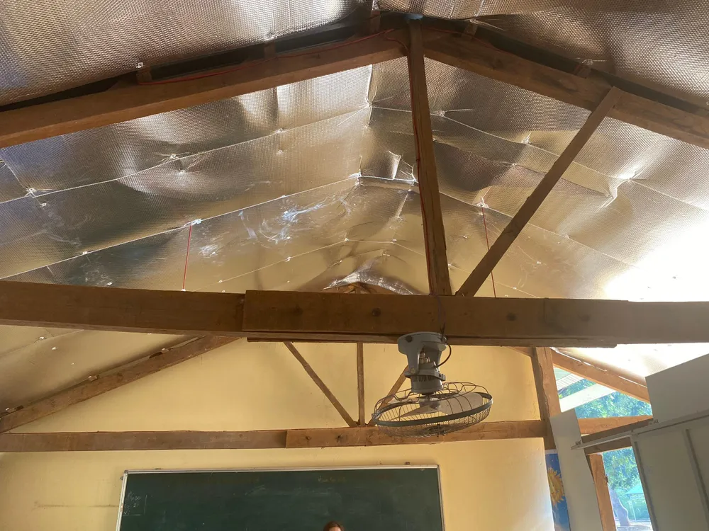 Nhà trường đã quyết định chuyển học sinh sang phòng hiệu bộ để học trong thời gian chờ xây dựng phòng học mới. Ảnh: QN