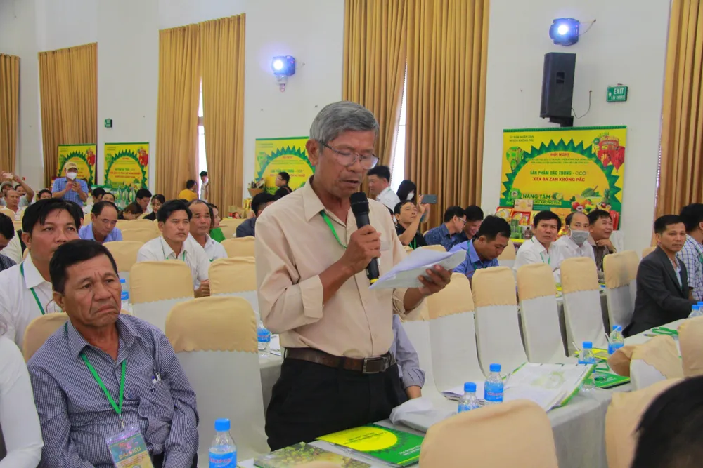 Người trồng sầu riêng trao đổi với chuyên gia và doanh nghiệp tại hội nghị. Ảnh:NP Người trồng sầu riêng trao đổi với chuyên gia và doanh nghiệp tại hội nghị. Ảnh:NP