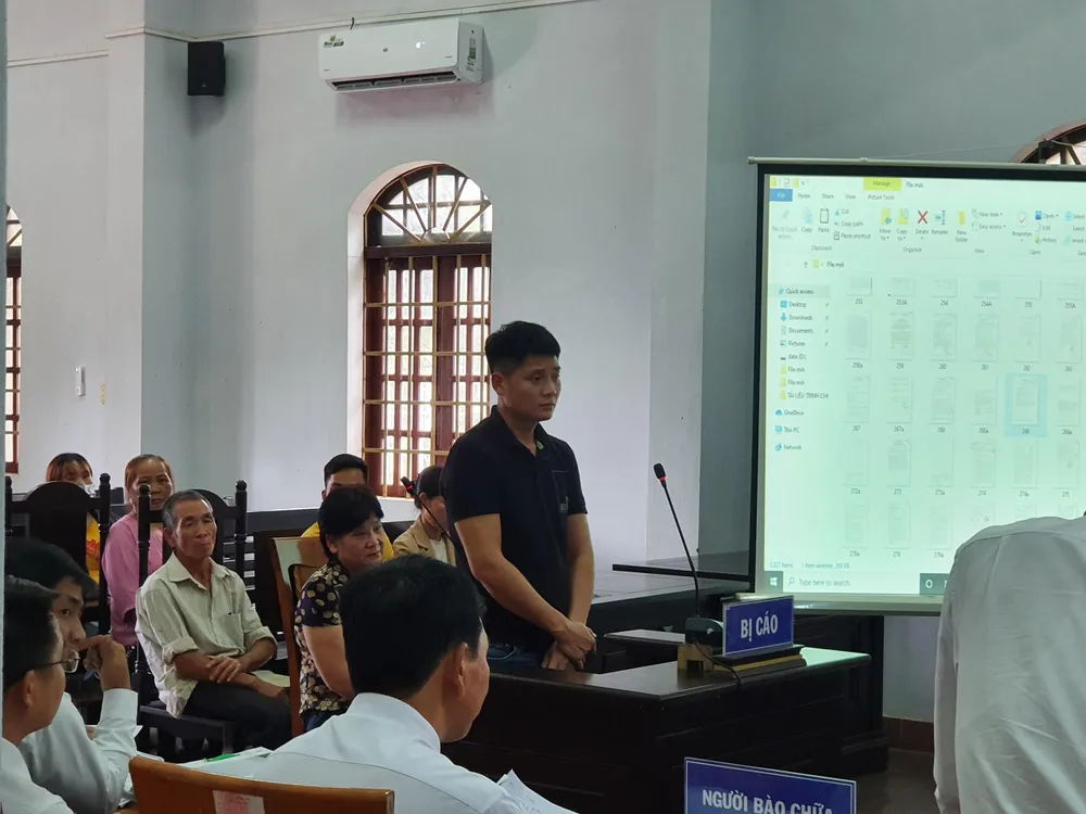 Bị cáo Võ Tư Thiệt và Nguyễn Thị Tuyết tại toà. Ảnh QN Bị cáo Võ Tư Thiệt và Nguyễn Thị Tuyết tại toà. Ảnh QN