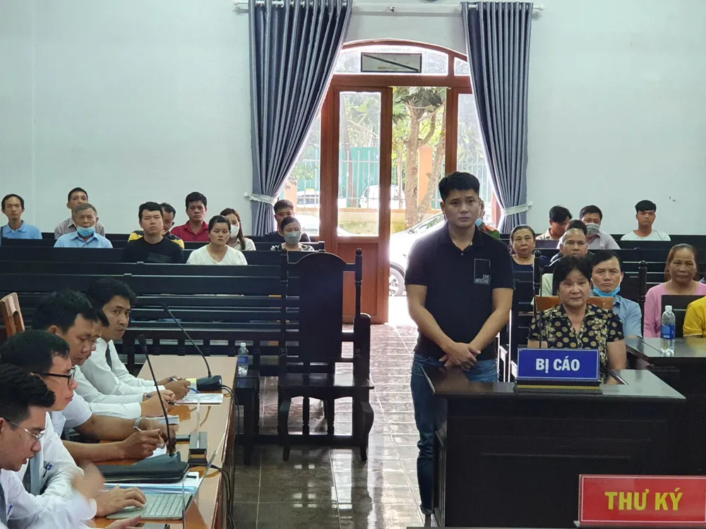 Quang cảnh phiên xét xử phúc thẩm 14-9 đối với vụ án cho vay lãi nặng. Ảnh QN Quang cảnh phiên xét xử phúc thẩm 14-9 đối với vụ án cho vay lãi nặng. Ảnh QN