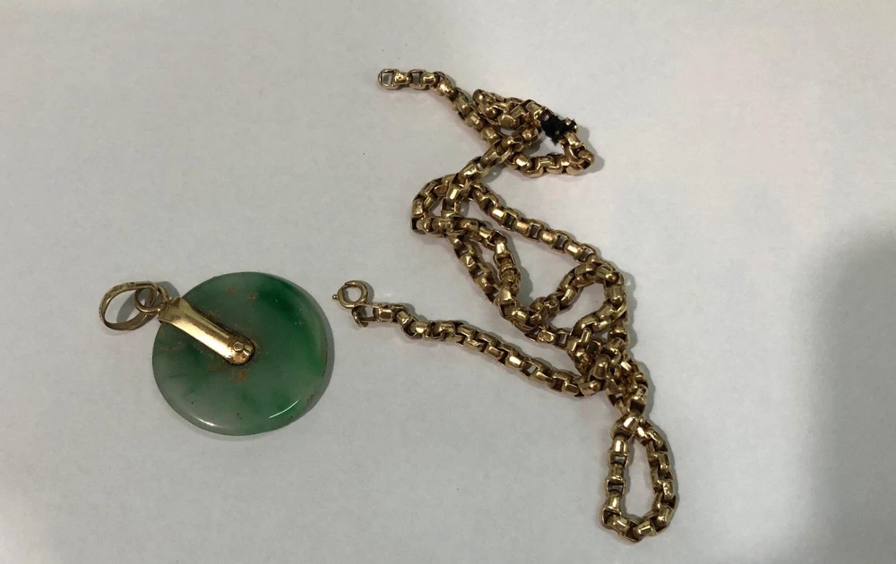 Sợi dây chuyền của chị T. bị Lâm và Huy cướp giật. Ảnh QM