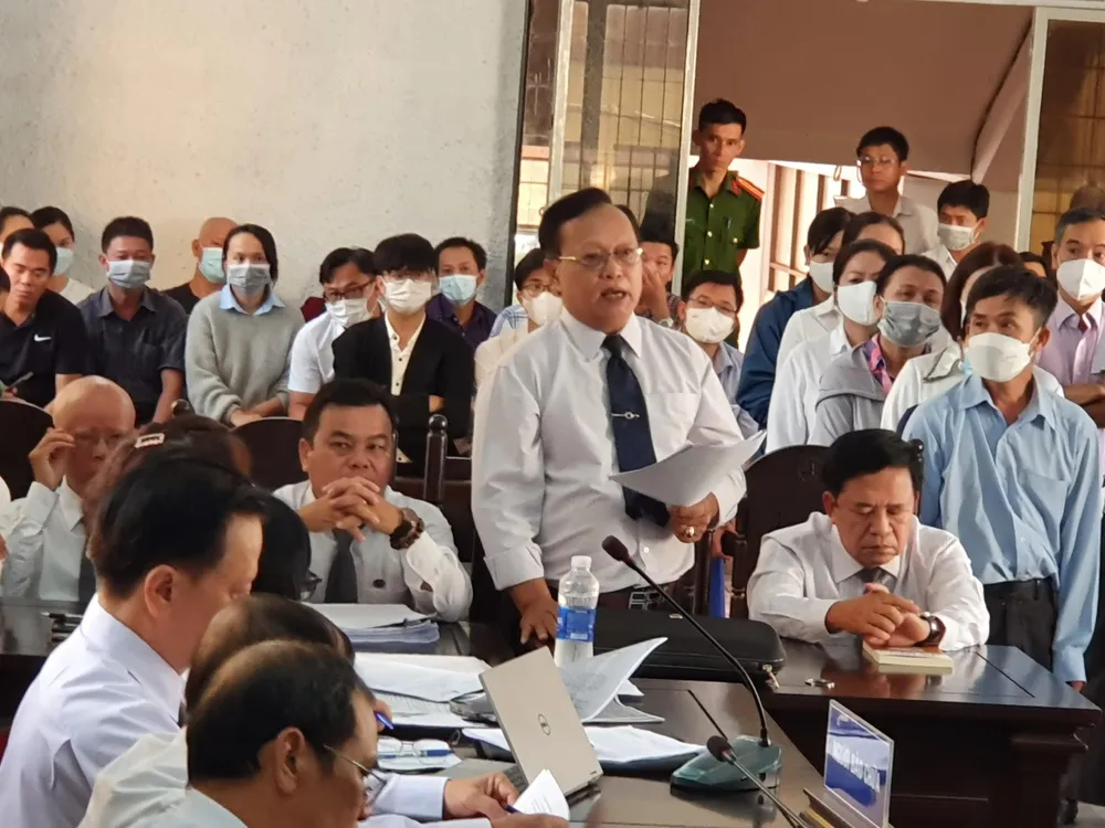 LS đề nghị hoãn phiên toà để làm rõ một số vấn đề. Ảnh: QN