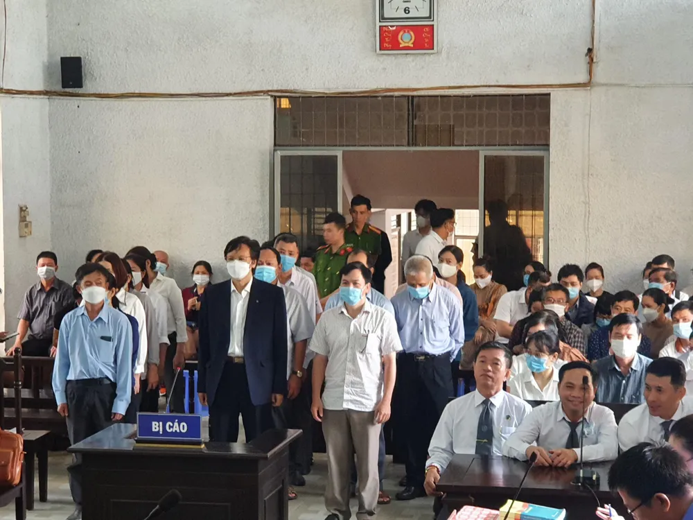 Các bị cáo tại tòa. Ảnh: QN