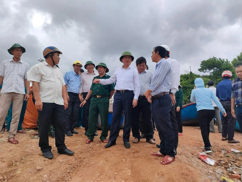 Chủ tịch UBND tỉnh Bình Định kiểm tra và chỉ đạo công tác ứng phó với bão số 4. Ảnh: QĐ