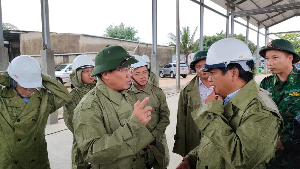 Ông Phạm Anh Tuấn, Chủ tịch UBND tỉnh Bình Định kiểm tra và chỉ đạo về phòng, chống bão số 4. Ảnh: LK