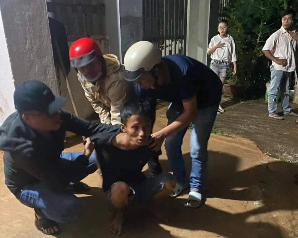 Bắt giữ nghi can Đỗ Quang Mạnh. Ảnh AĐ