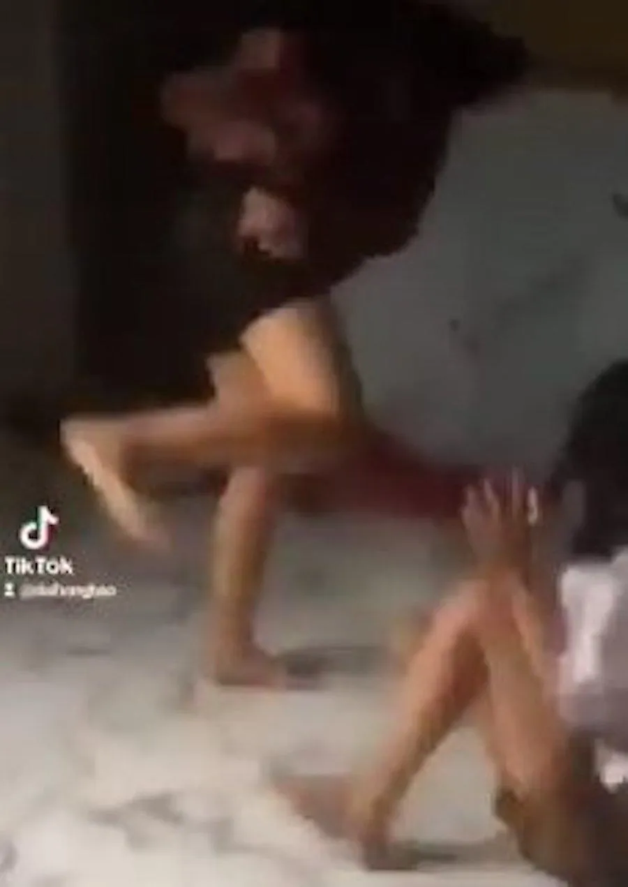 Nữ sinh M. bị nhóm bạn đánh, rồi đăng clip lên mạng xã hội. Ảnh cắt từ clip