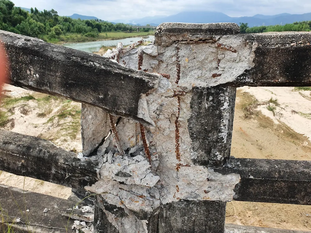 Nhiều chỗ bị nứt toạc, bong tróc bê tông. Ảnh QN