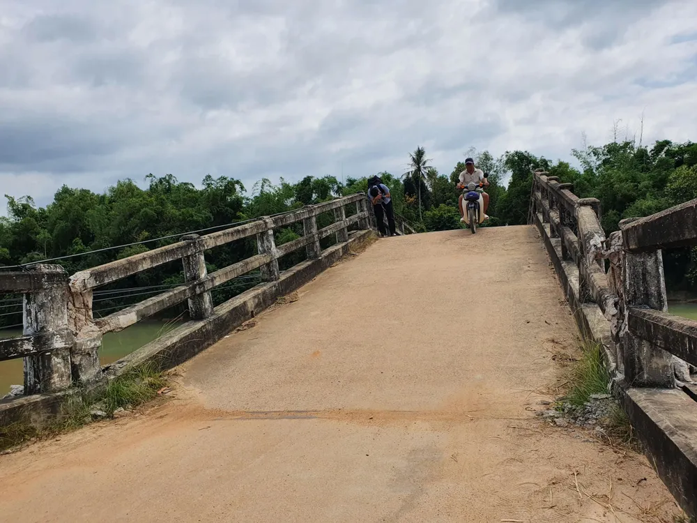 Tiếp đó, những năm về sau, cầu bị sụt dần dần và đến nay đã sụt lún 5 nhịp cầu. Ảnh Mặt bằng cốt hiện nay sụt lún so với ban đầu khoảng 1 m.