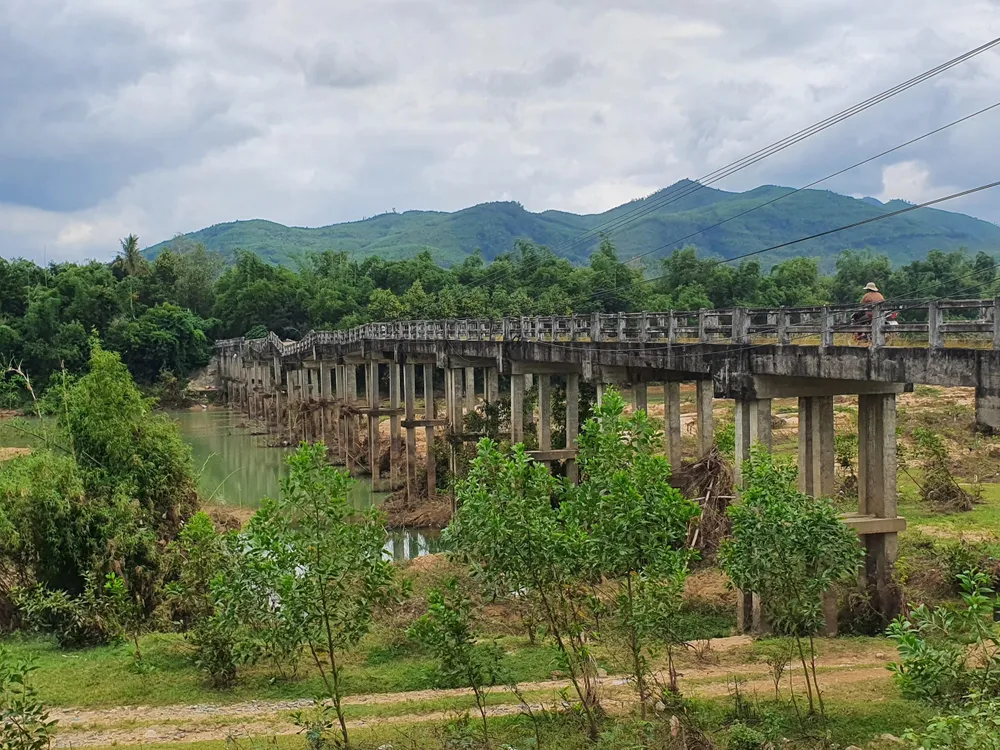 Cầu Bình Long được xây năm 2003, là nơi đi lại của hàng chục hộ dân ở bốn thôn Bình Long, An Long 1, An Long 2 và thôn Tân Hoà (xã Canh Vinh, Vân Canh, Bình Định). Ảnh QN