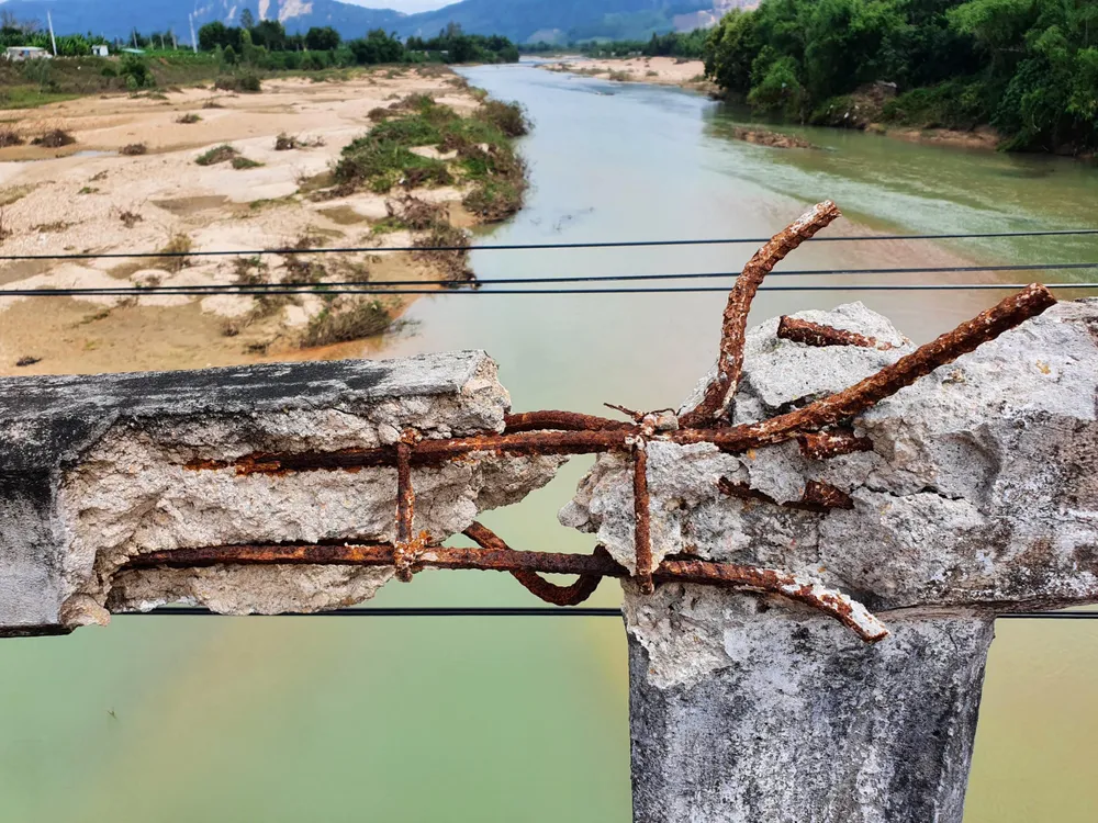 Trước đó, trả lời ý kiến cử tri liên quan đến việc sửa chữa cầu Bình Long, một lãnh đạo UBND huyện Vân Canh cho biết đã xin chủ trương và kinh phí sửa cầu nhưng đến nay chưa được UBND tỉnh phản hồi. Ảnh QN