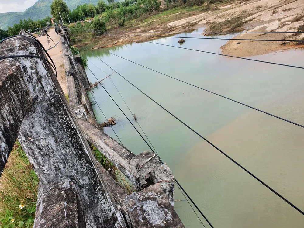 “Biết cầu hỏng nguy hiểm như thế này cũng lo lắm, chỉ là đi ẩu chứ không còn cách nào khác” một người dân nói. Ảnh QN
