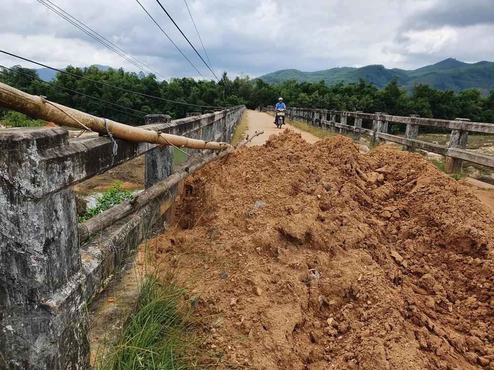 Trước tình hình cầu hư, UBND xã Canh Vinh đã cho rào hai bên đầu cầu để người dân không qua lại, nguy hiểm. Tuy nhiên người dân vẫn tháo rào để đi lại. Ảnh QN