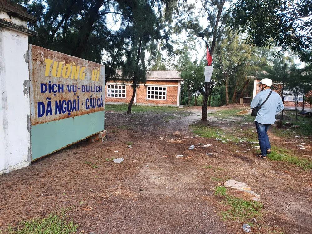 Một số công trình ở dọc quốc lộ 1D xây dựng xong nhưng đến nay không hoạt động. Ảnh QN