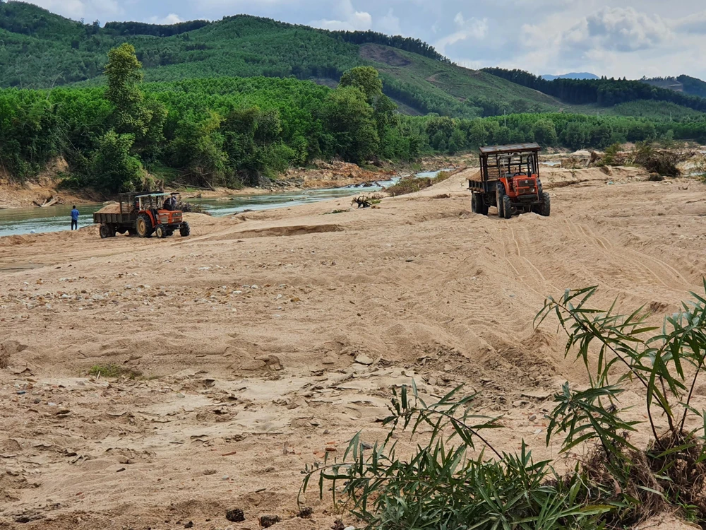 Trên sông Hà Thanh vẫn còn tình trạng khai thác cát trái phép, tuy nhiên cơ quan chức năng huyện Vân Canh cho rằng không bắt được tận tay nên khó xử lý. Ảnh QN