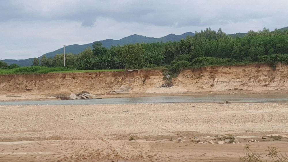 Người dân mong muốn các cấp chính quyền nhanh chóng bố trí nguồn kinh phí khắc phục phần nào, để đảm bảo an toàn, nhất là trong mùa mưa bão. Ảnh QN