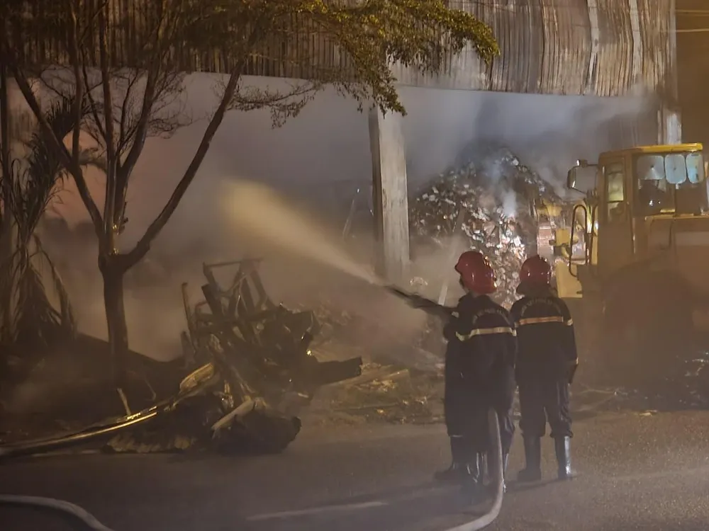 Kho của Công ty TNHH dịch vụ Cảng Quy Nhơn bốc cháy trong đêm. Ảnh QN