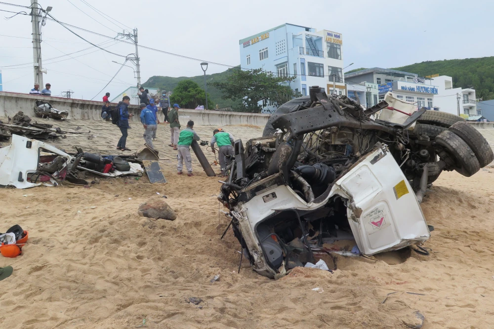 Xe bồn bị lật nghiêng, biến dạng sau vụ tai nạn. Ảnh PN