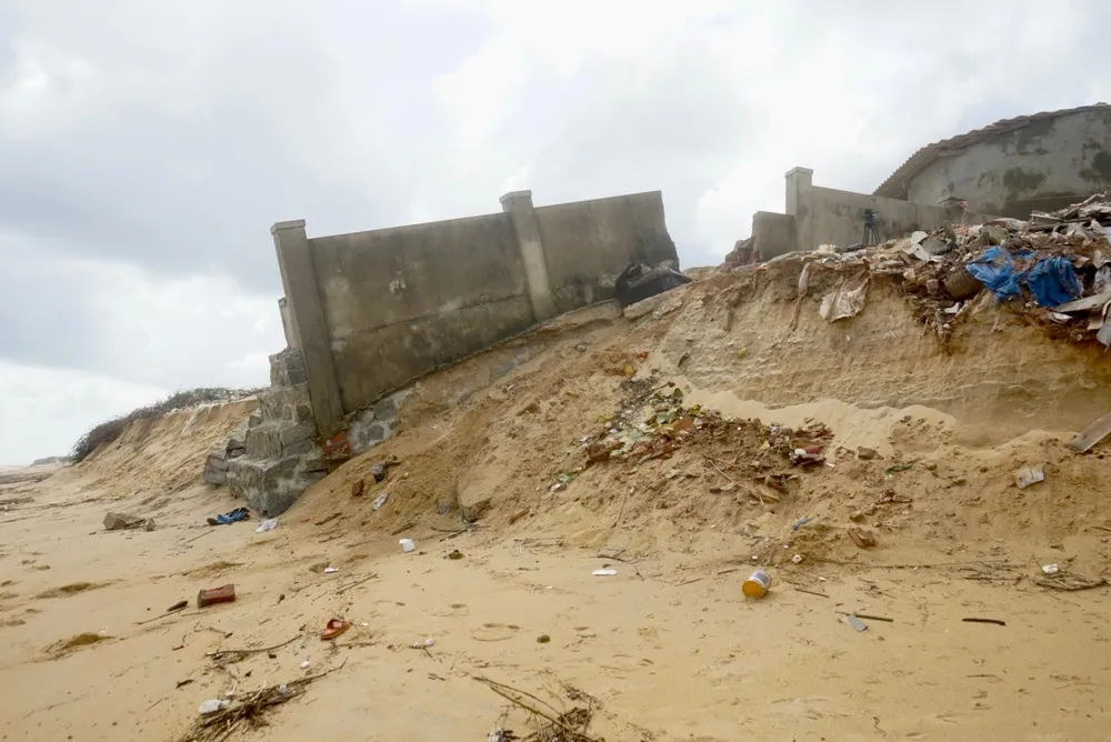 Sạt lở bờ biển nghiêm trọng ở Mỹ Thắng, huyện Phù Mỹ. Ảnh QN