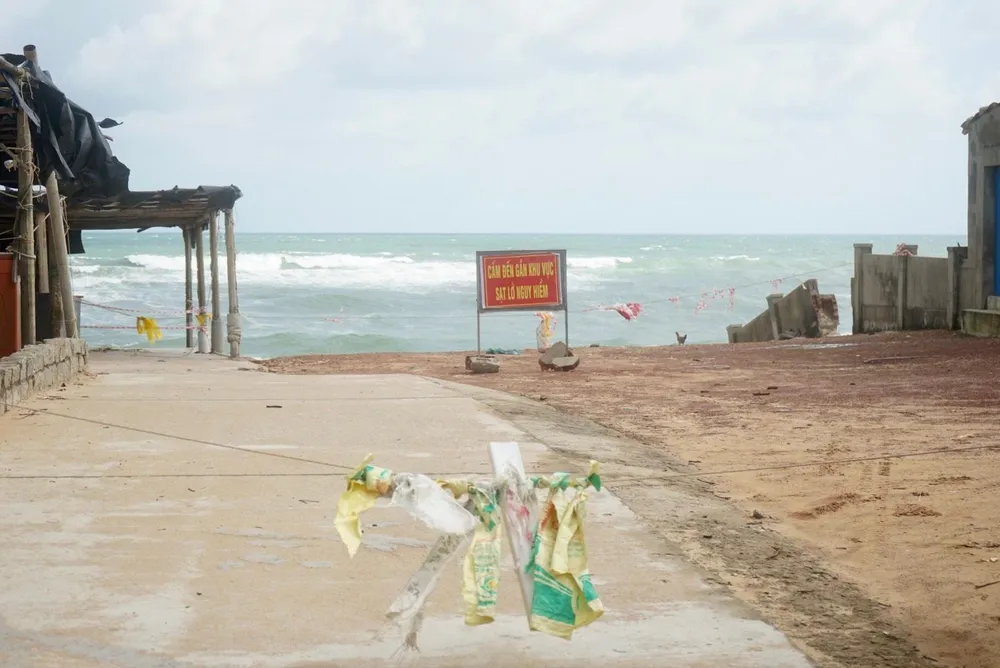 Chính quyền cắm biển cảnh báo khu vực sạt lở nguy hiểm. Ảnh QN