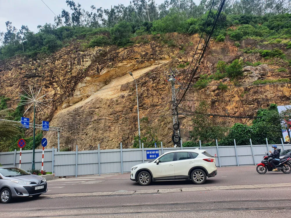 UBND tỉnh Bình Định yêu cầu nhanh chóng triển khai khắc phục sạt lở mái taluy đường Nguyễn Tất Thành nối dài. Ảnh QN