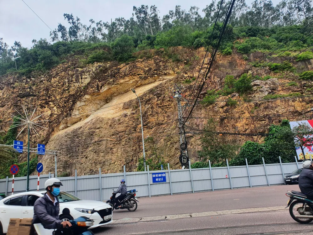 Hơn 65 tỉ đồng được bố trí vào việc khắc phục sạt lở tại đường Nguyễn Tất Thành nối dài. Ảnh QN