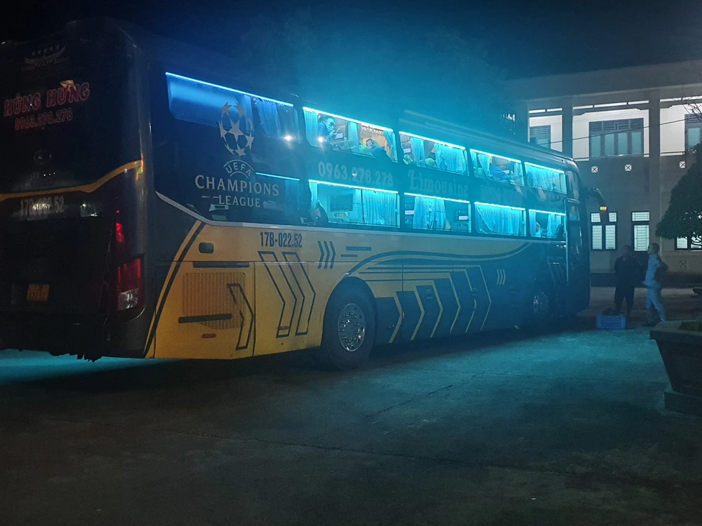 Đến hơn 21 giờ, tài xế mới chịu đưa xe về trụ sở Công an huyện Phù Mỹ để giải quyết. Ảnh QN