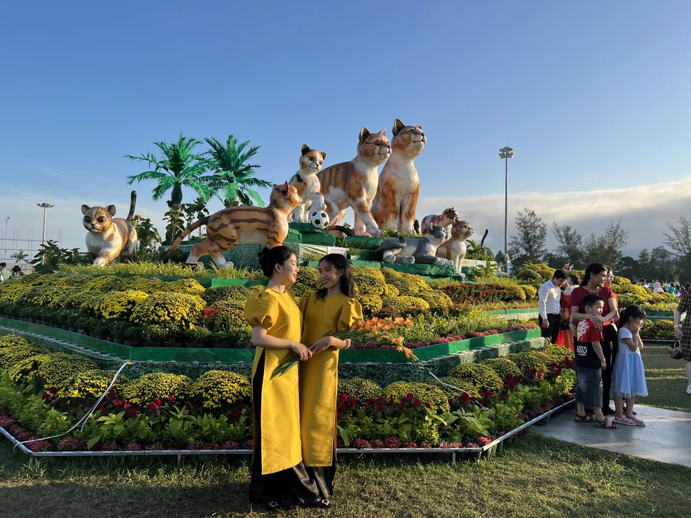 Năm nay, Bình Định tổ chức trưng bày linh vật sớm, đây là dịp cho người dân thoải thích check-in để có được những bức hình ưng ý nhất. Ảnh QN
