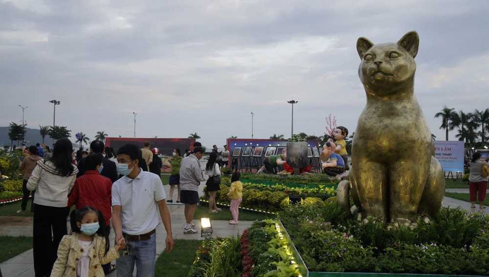 Những ngày này, không khí vui vẻ tràn ngập quảng trường hoa Quy Nhơn. Ảnh QN