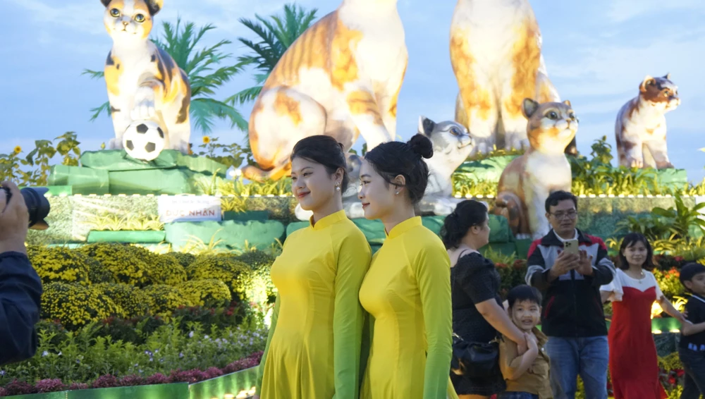 Nhiều bạn trẻ còn thuê thợ chụp hình để có những bức ảnh đẹp cho năm mới. Ảnh QN