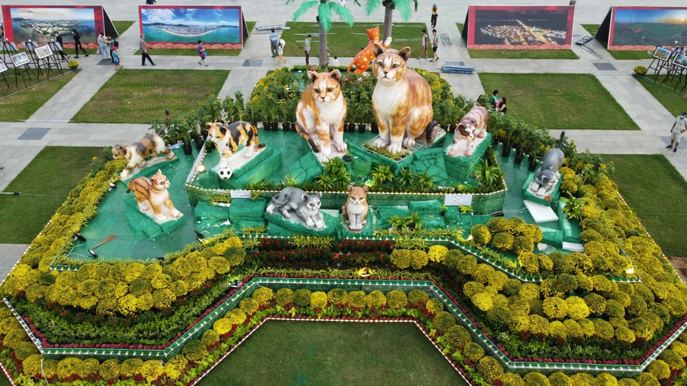 Biểu tượng linh vật tỉnh Bình Định Xuân Quý Mão 2023 gồm chín con mèo, thể hiện gia đình mèo sum vầy bên nhau. Ảnh QNB