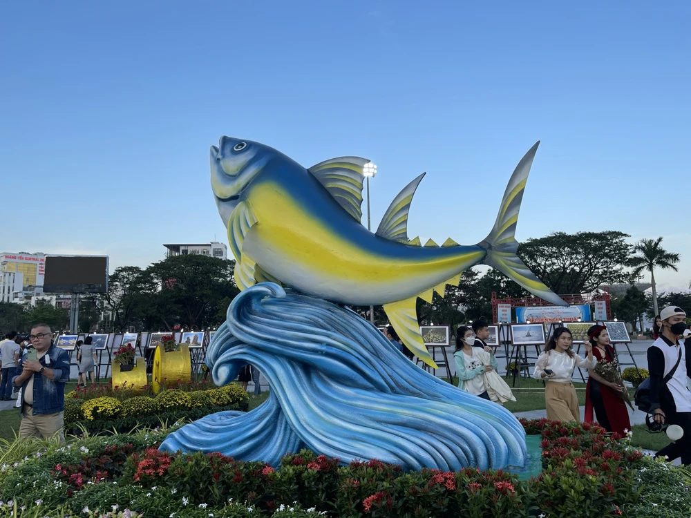 Tại quảng trường phố biển Quy Nhơn, ngoài linh vật của năm còn có nhiều hình tượng đẹp mắt thu hút nhiều bạn trẻ. Ảnh QN