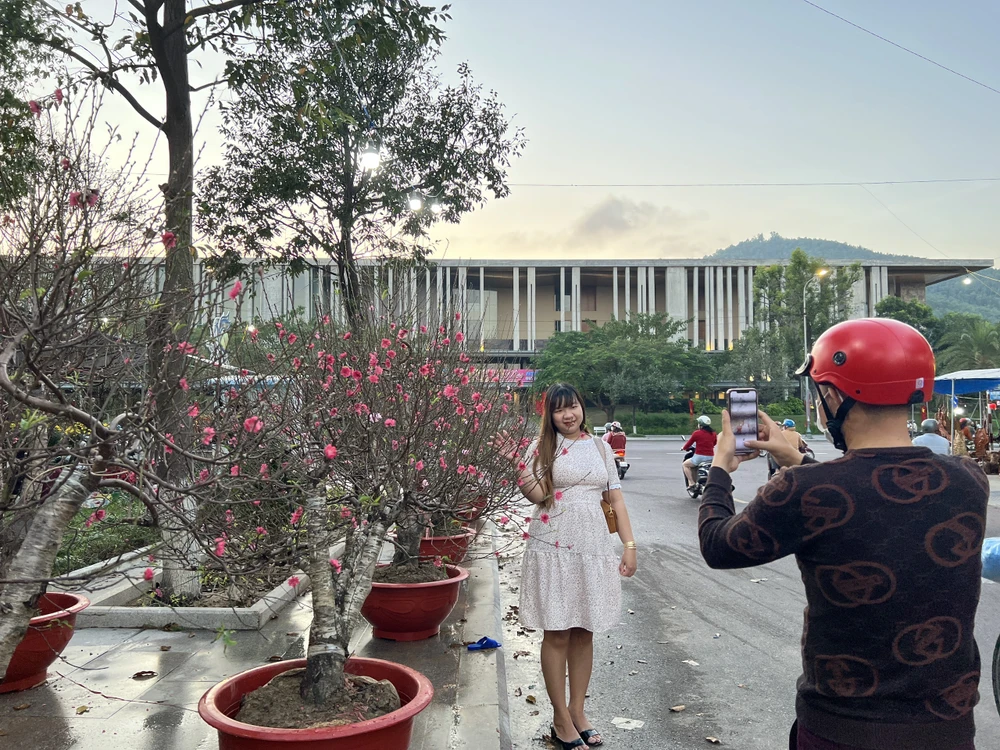 Những gian hàng hoa Tết ở đường Nguyễn Tất Thành là điểm lý tưởng để các bạn trẻ check-in.