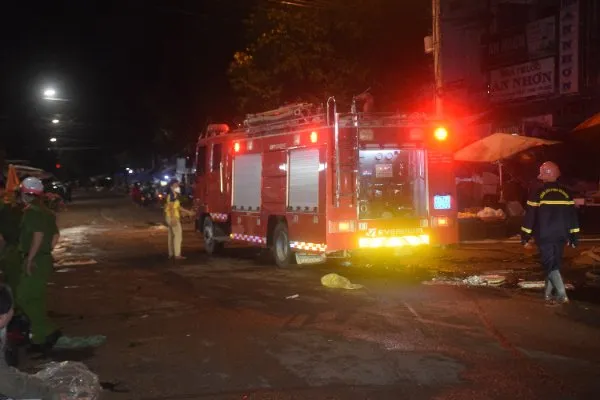 Lực lượng chữa cháy dập lửa trong đêm. Ảnh BĐ Lực lượng chữa cháy dập lửa trong đêm. Ảnh BĐ