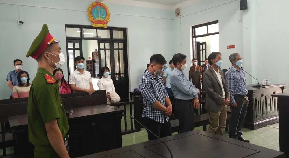 Các bị cáo tại toà. Ảnh CK