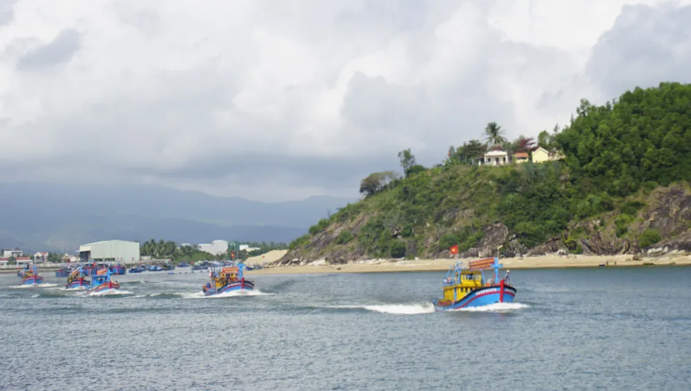 Lễ phát động ra khơi đầu năm thu hút nhiều tàu và hàng ngàn ngư dân tham gia. Ảnh TX Lễ phát động ra khơi đầu năm thu hút nhiều tàu và hàng ngàn ngư dân tham gia. Ảnh TX