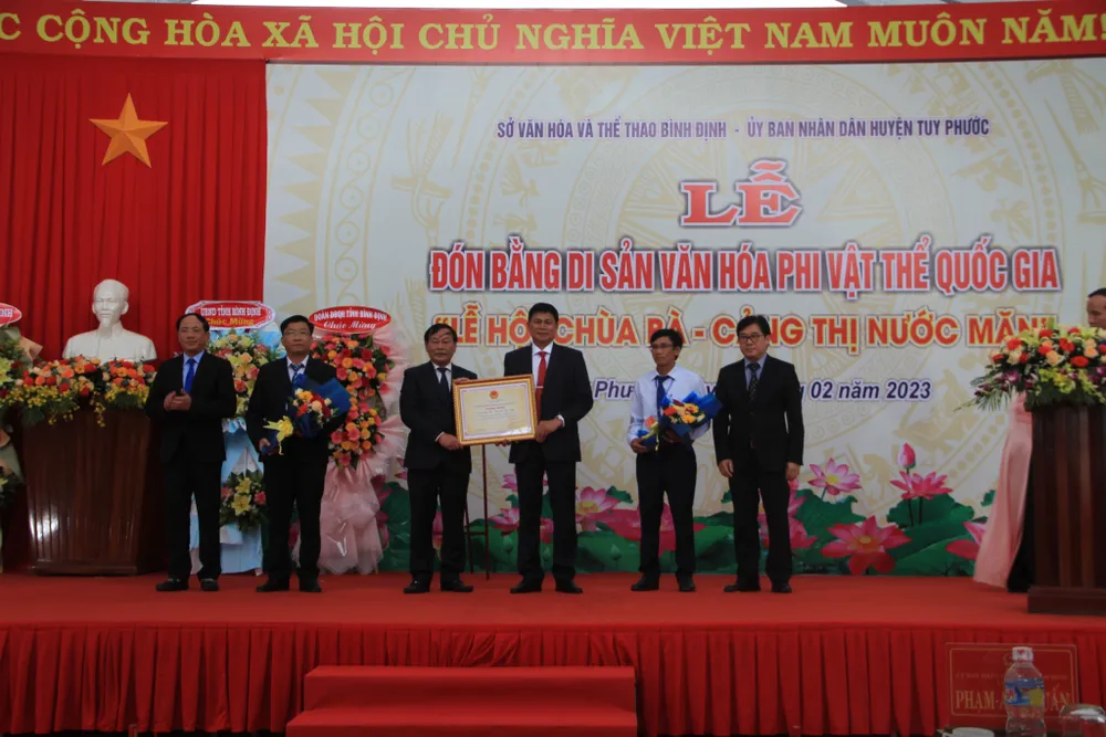 Đón nhận Bằng di sản văn hóa phi vật thể Quốc gia lễ hội Chùa Bà - Cảng thị Nước Mặn. Ảnh QN Đón nhận Bằng di sản văn hóa phi vật thể Quốc gia lễ hội Chùa Bà - Cảng thị Nước Mặn. Ảnh QN