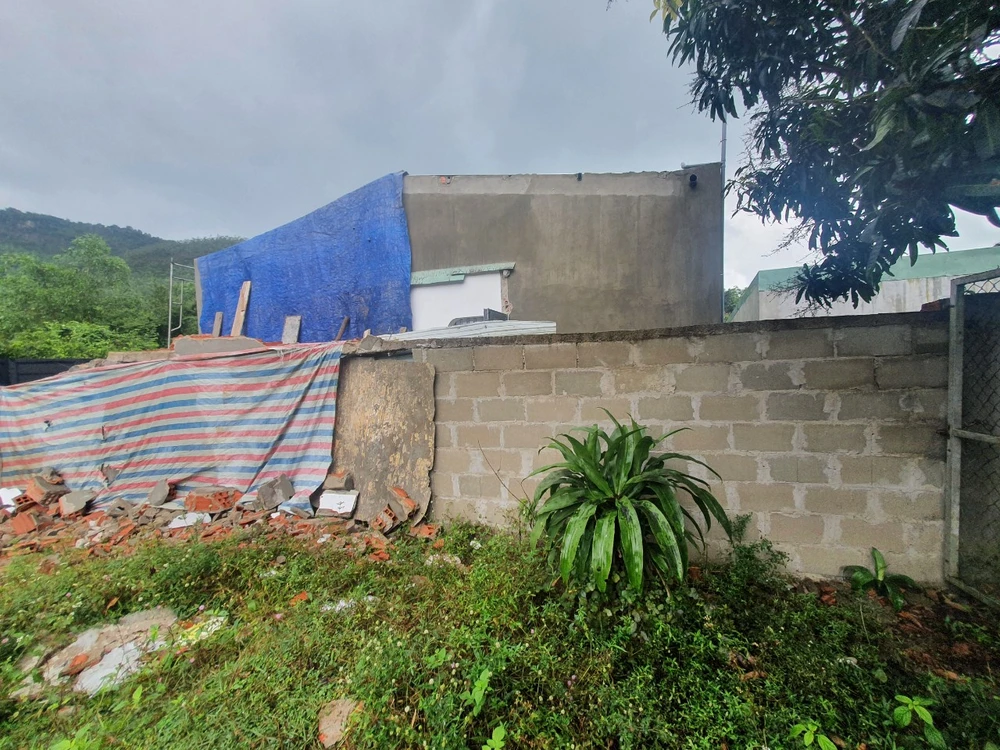 UBND phường Ghềnh Ráng vẫn đồng ý "gia hạn"' cho người dân tự tháo dỡ. Ảnh chụp ngày 20-2. Ảnh: HT UBND phường Ghềnh Ráng vẫn đồng ý "gia hạn"' cho người dân tự tháo dỡ. Ảnh chụp ngày 20-2. Ảnh: HT