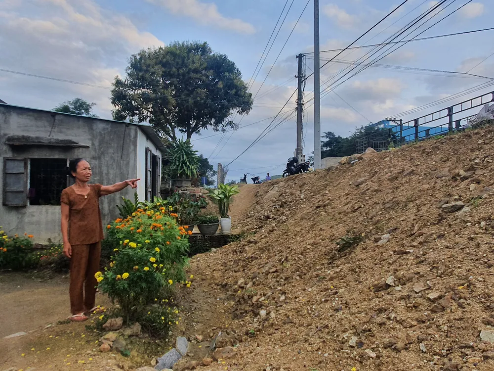 Người dân bức xúc vì mặt đường cao hơn nền nhà đến vài mét. Ảnh QN Người dân bức xúc vì mặt đường cao hơn nền nhà đến vài mét. Ảnh QN