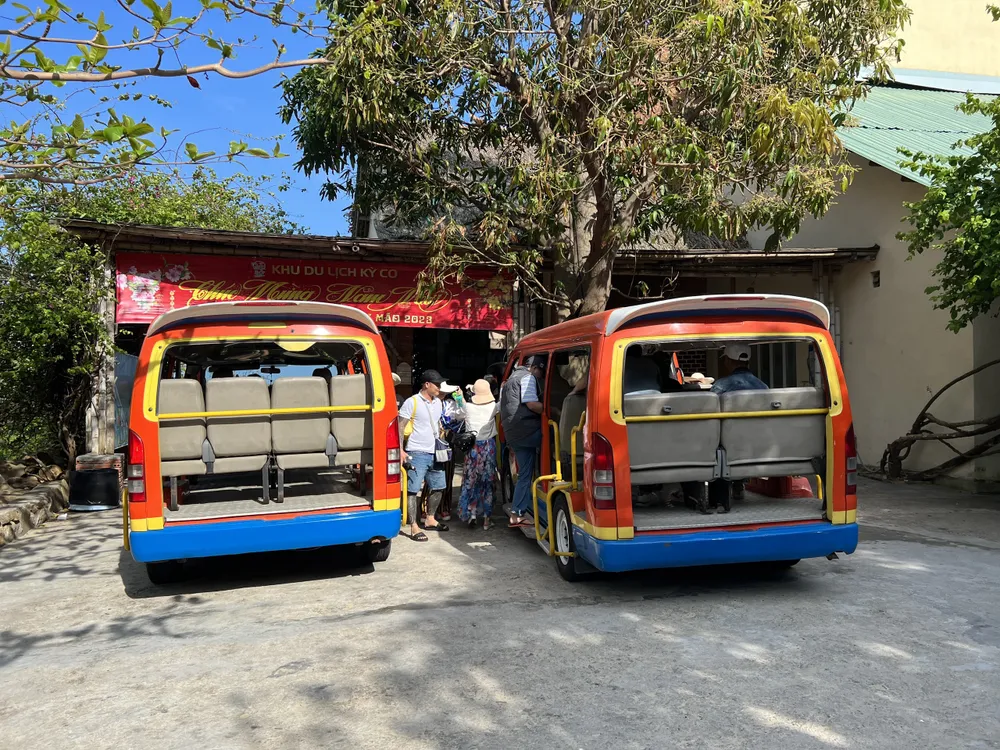 Sở GTVT Bình Định yêu cầu xử lý nghiêm tình trạng xe độ chế chở khách du lịch. Ảnh DL