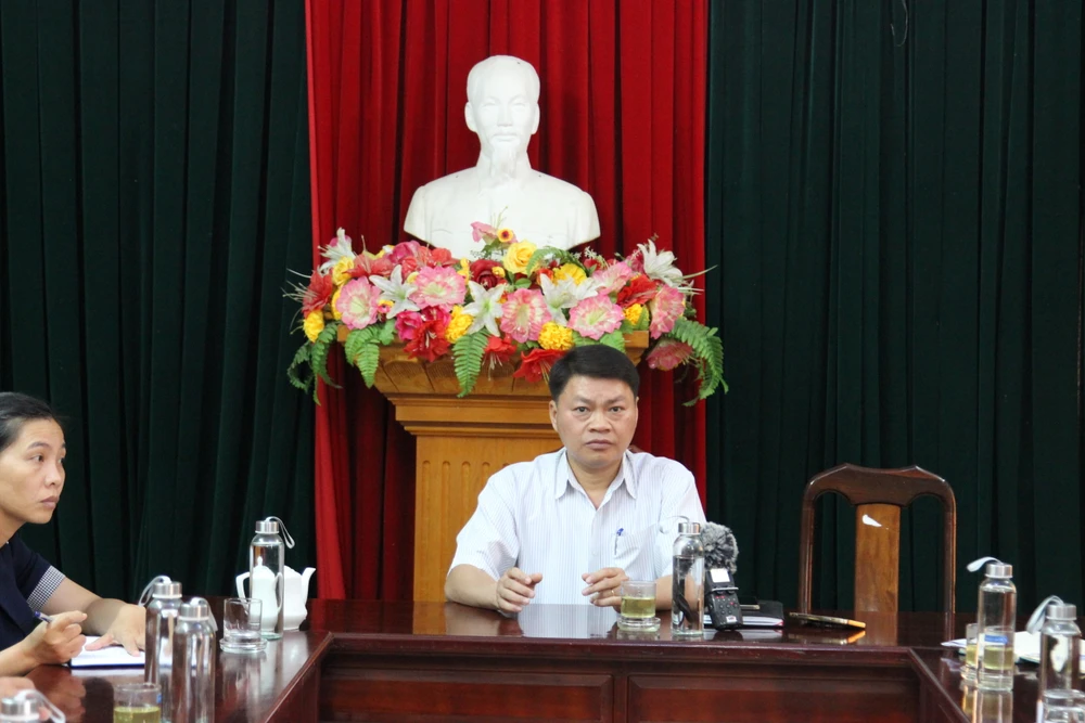 Ông Phan Chí Hùng, Chủ tịch UBND huyện Tây Sơn trao đổi sự việc với PV. Ảnh: QN