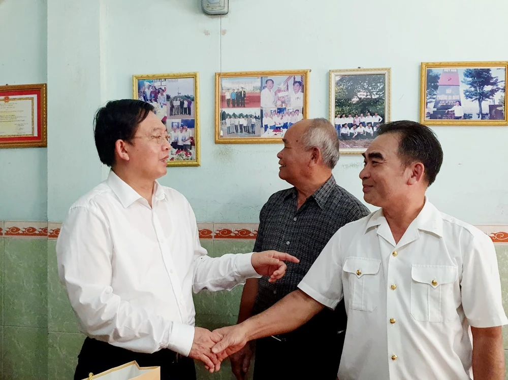 Bí thư Tỉnh uỷ Bình Định Hồ Quốc Dũng thăm hỏi và động viên ông Lê Minh Thoa (bìa phải), cựu binh Gạc Ma. Ảnh: QN