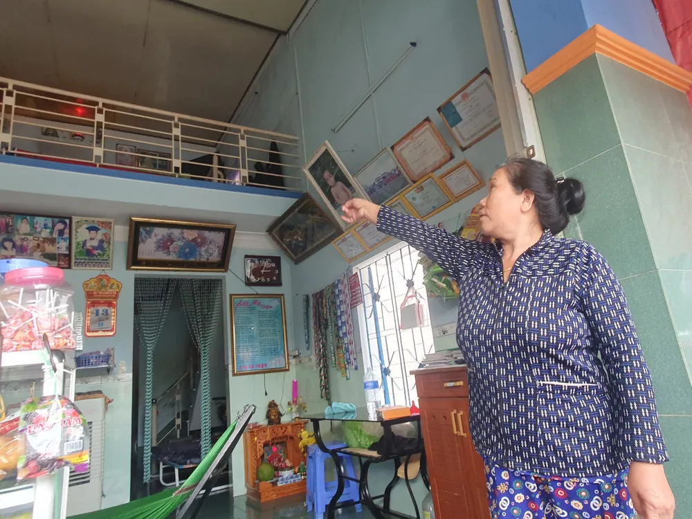 Bà Văn Thị Đến vẫn chưa nhận tiền vì cho rằng hỗ trợ đền bù quá thấp, không thể mua lại đất chỗ khác để làm nhà. Ảnh QN