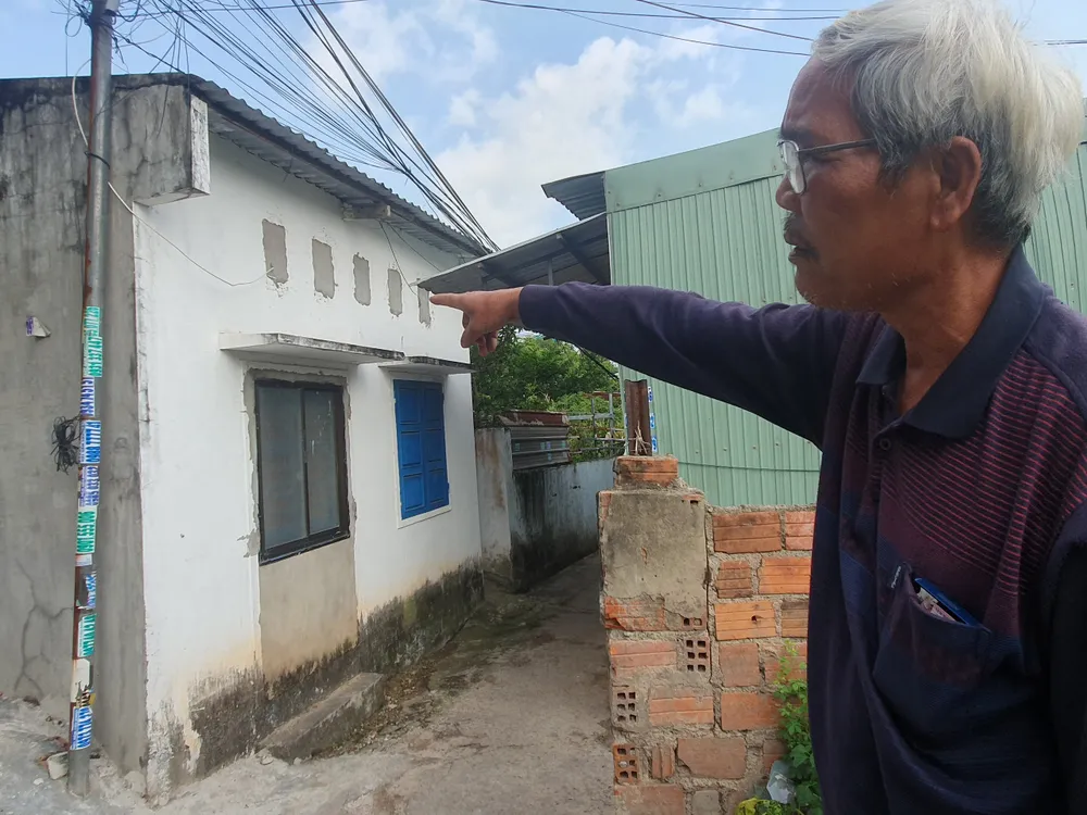 Người dân phản ánh không được sửa nhà do nằm trong vùng dự án. Ảnh QN