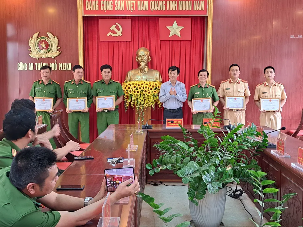 Lãnh đạo UBND TP Pleiku đã tuyên dương, khen thưởng lực lượng đã bắt được Yang Zhong Wu, nghi phạm đã sát hại nữ kế toán ở Bình Dương. Ảnh KX