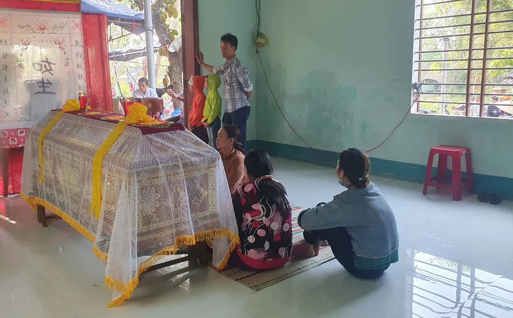 Người thân đau buồn trước sự mất mát quá lớn sau vụ tai nạn. Ảnh: QN Người thân đau buồn trước sự mất mát quá lớn sau vụ tai nạn. Ảnh: QN