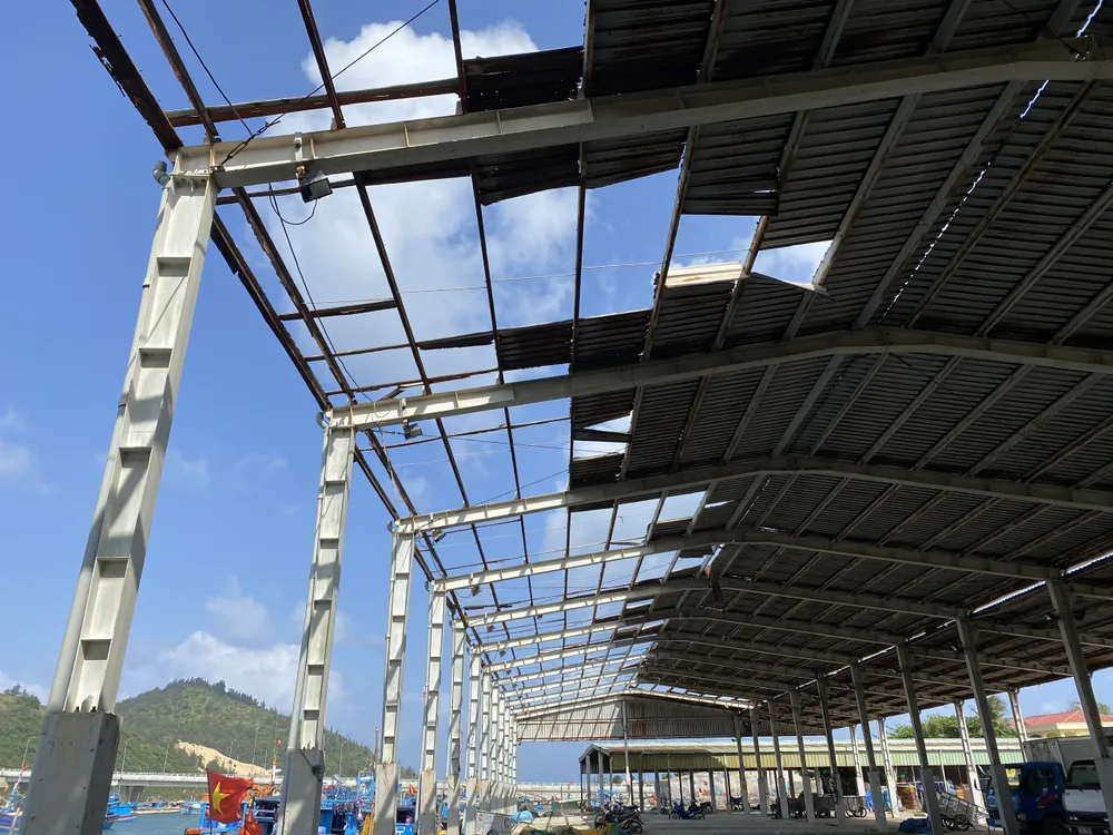 Phần mái của cảng cá đã hư hỏng với diện tích lớn. Ảnh: NQ