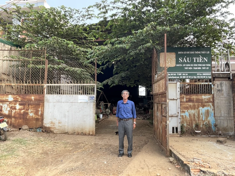 Ông Tiền bức xúc vì đất sử dụng gần 16 năm nay nhưng bị người khác đứng tên giấy chứng nhận. Ảnh: QN